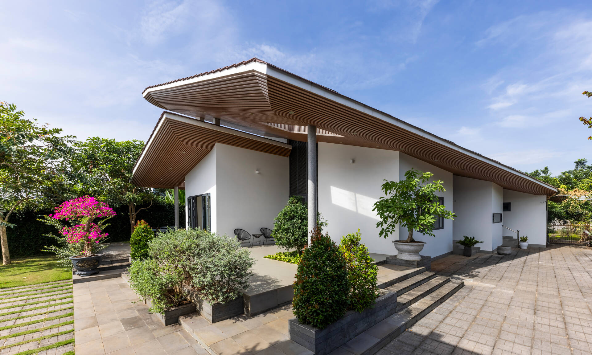 Nhà C6: Tổ hợp giải pháp đón nắng gió cho ngôi nhà miền Đông Nam Bộ | Creative Architects